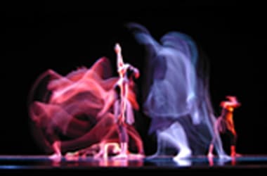 escenario teatro oscuro con juego de luces rosas y moradas