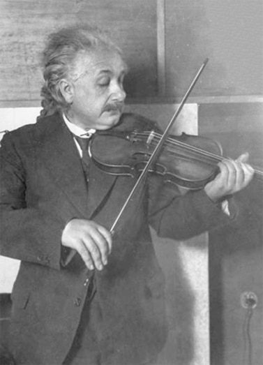Albert Einstein tocando un violín