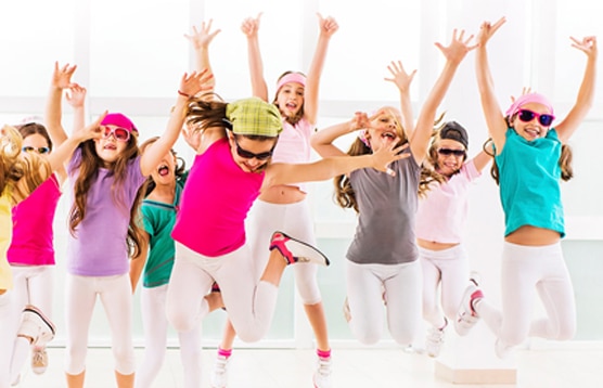 grupo de niñas bailando y saltando