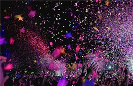 fiesta oscura con confetti rosa