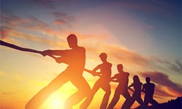 grupo personas tirando de una misma cuerda