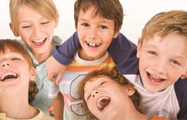 grupo de niños riendo y abrazándose